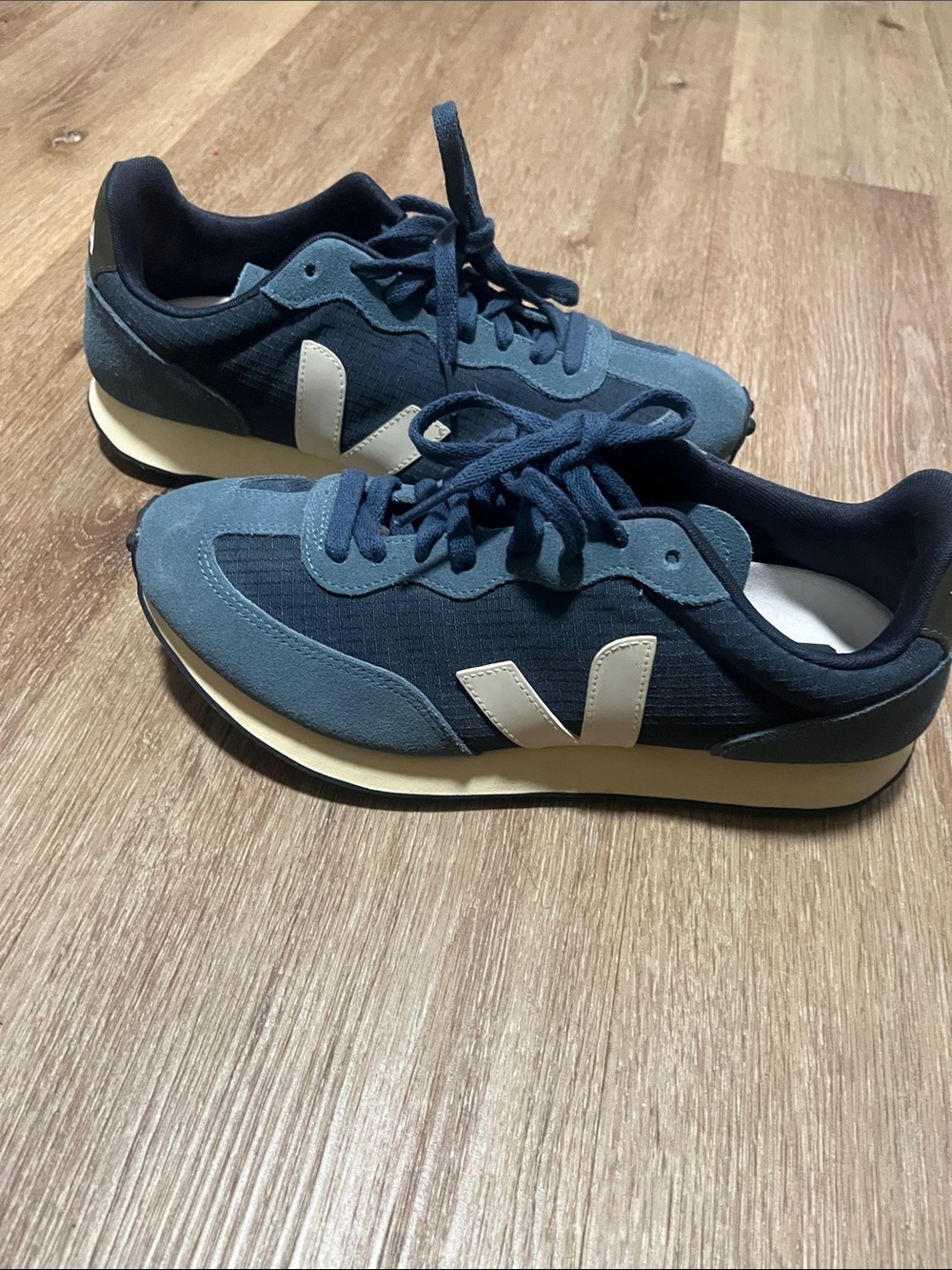 Veja Men's Navy and Cream Sneakers